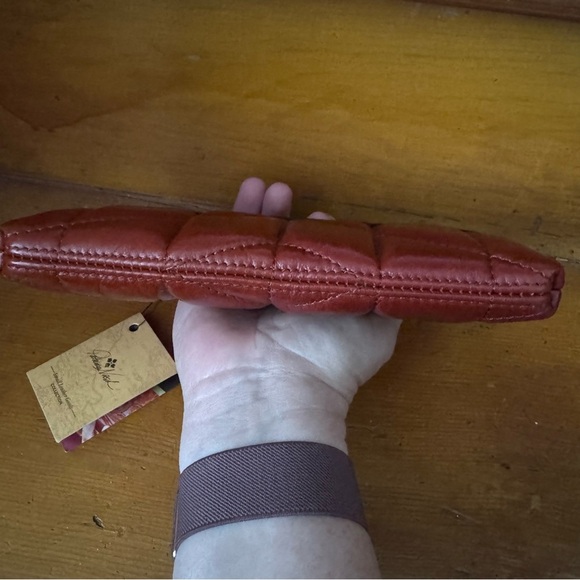 NWT Patricia Nash Quilted Everly kiss lock wallet in Cinnamon - Picture 8 of 9